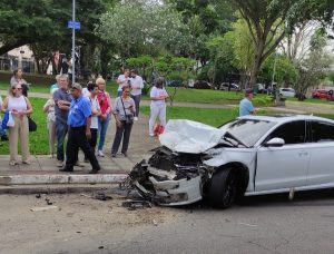Vídeo mostra impacto de carro que atingiu ônibus no Jardim das Indústrias