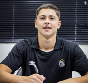 Jogador de São José dos Campos fecha com o Santos e mira o futebol profissional