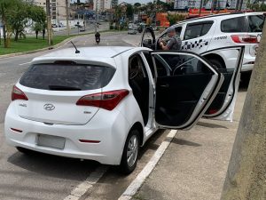 Homem é preso em São José dos Campos por adulteração de placa com fita isolante; crime foi identificado por câmeras do CSI Um homem foi preso por adulteração de placa na manhã da última segunda-feira (10), em São José dos Campos. A ação foi realizada por policiais militares do 1º Batalhão de Polícia Militar do Interior (1º BPM/I), após informações repassadas pelo Centro de Segurança e Inteligência (CSI) sobre um veículo branco com placas adulteradas circulando pela avenida Presidente Juscelino Kubitschek. Durante o patrulhamento, a equipe localizou o automóvel em frente a um supermercado e realizou a abordagem. Na vistoria, os policiais constataram que o condutor havia usado fita isolante para alterar a numeração da placa, que originalmente correspondia a um carro da mesma marca e modelo, mas de cor preta e registrado em outra cidade. Ocorrência