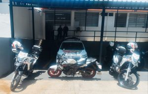 Polícia Militar recupera motocicleta roubada em São José dos Campos após perseguição na zona sul, que terminou no Campo dos Alemães; dois adolescentes foram apreendidos Uma motocicleta roubada no Jardim Aquarius, zona oeste de São José dos Campos, foi recuperada pela Polícia Militar após perseguição que terminou com a apreensão de dois adolescentes na zona sul da cidade. A ocorrência foi registrada na última terça-feira (11), por volta das 12h10, durante patrulhamento de equipes da 2ª Companhia do 46º Batalhão da PM. Perseguição e abordagem Os policiais patrulhavam o bairro Vale do Sol quando avistaram uma motocicleta em alta velocidade, com a placa levantada e ocupada por dois indivíduos, o condutor estava sem capacete. Ao perceberem a presença da viatura, os suspeitos tentaram fugir, iniciando uma perseguição que durou cerca de sete minutos por diversas ruas da zona sul. O cerco policial contou com o apoio de várias equipes e terminou no bairro Campo dos Alemães, onde os jovens foram finalmente abordados. Durante a ação, eles confessaram ter acabado de roubar a motocicleta no Jardim Aquarius. Na busca pessoal os policiais localizaram uma pedra e uma micha, ferramentas que seriam utilizadas para furtar motocicletas. Os dois suspeitos, ambos de 17 anos, foram encaminhados à Delegacia da Infância e Juventude (DIJU) e permaneceram apreendidos pelo ato infracional de roubo. O condutor já possuía passagem por tráfico de drogas. A motocicleta roubada e o capacete foram devolvidos à vítima. Três menores apreendidos na mesma dada Vale a ressalva de que, na última terça-feira (11), três menores também foram apreendidos por tentativa de roubo na região central da cidade.