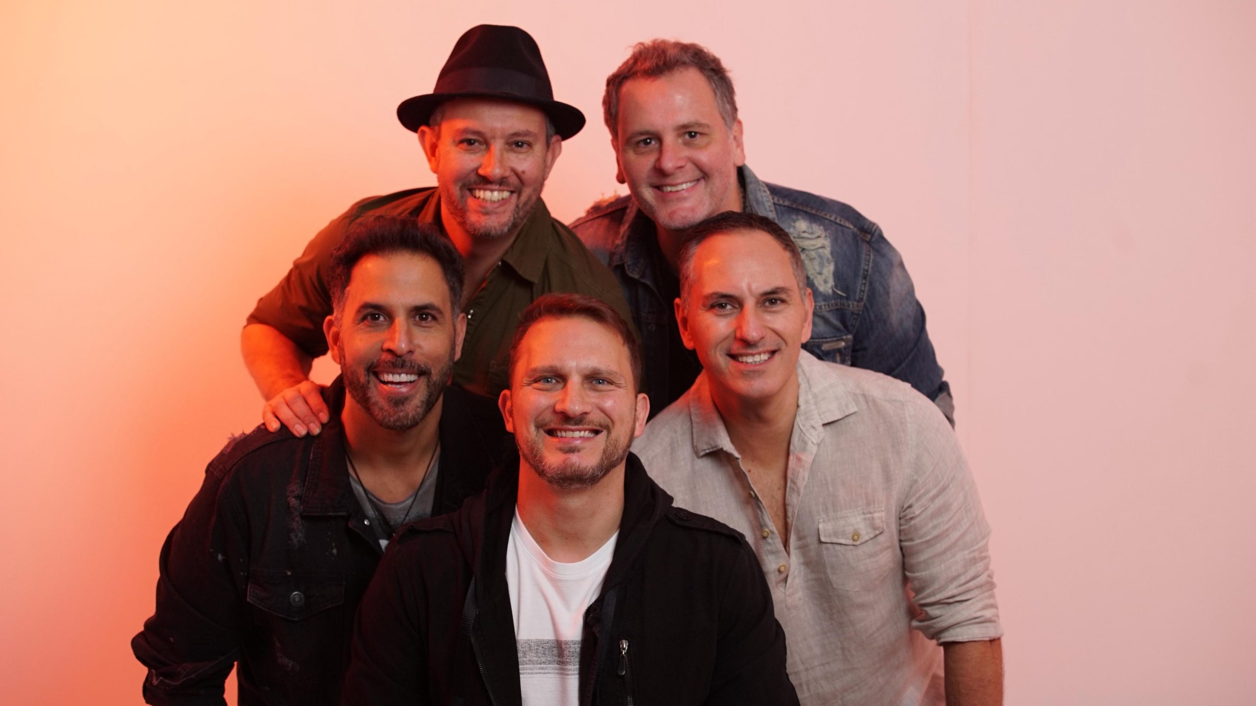 Inimigos da HP retorna a São José dos Campos com show na Toka nesta quinta-feira (20) e promete animar o feriado com hits do pagode Feriado animado em São José dos Campos! O grupo de pagode Inimigos da HP sobe no palco da Toka, nesta quinta-feira (20), e promete movimentar o feriado com um show especial a partir das 15h. A apresentação promete reunir fãs do pagode e entregar uma experiência cheia de sucessos, ritmo e clima de festa. Com mais de 20 anos de carreira, a banda segue entre as mais queridas do pagode nacional, acumulando hits que atravessam gerações e continuam presentes nas playlists de fãs de todo o país. O setlist deve trazer faixas que marcaram época, como “Toca um Samba Aí”, “Musa do Verão”, “Caça e Caçador”, “Nosso Filme”, “Melhor Amiga” e “A Viagem”. A proposta é entregar um show vibrante, combinando nostalgia e animação. Ingressos disponíveis Os últimos ingressos para o show do Inimigos da HP estão disponíveis e podem ser adquiridos exclusivamente pelo site zig.tickets.