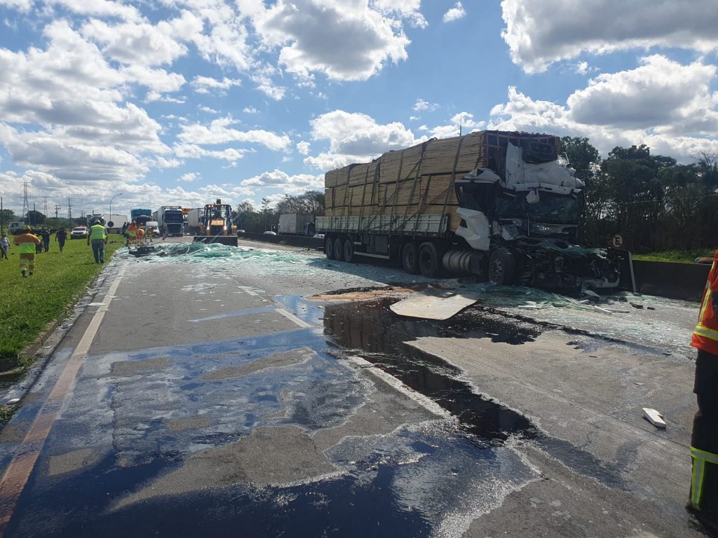 Motorista fica em estado grave após colisão entre 3 caminhões na Via Dutra, em Roseira