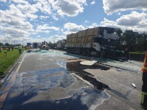 Motorista fica em estado grave após colisão entre 3 caminhões na Via Dutra, em Roseira