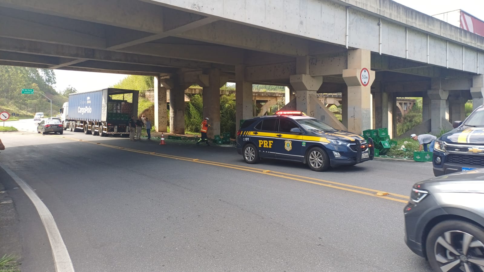 Carga de cerveja cai de caminhão na Via Dutra em Cachoeira Paulista 