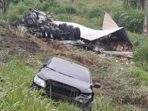 Carreta e carro colidem e deixam dois feridos na Via Dutra, em Jacareí