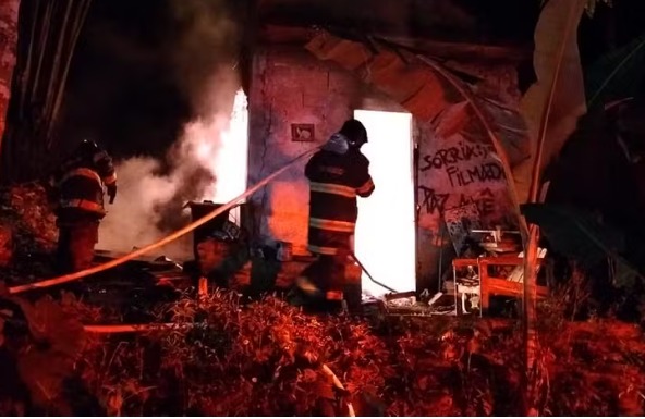 Incêndio destrói casa abandonada e mobiliza Bombeiros em Caraguatatuba