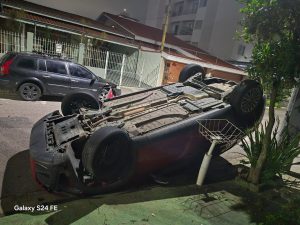 Veículo capota após bater em carro parado no Jardim das Indústrias na madrugada