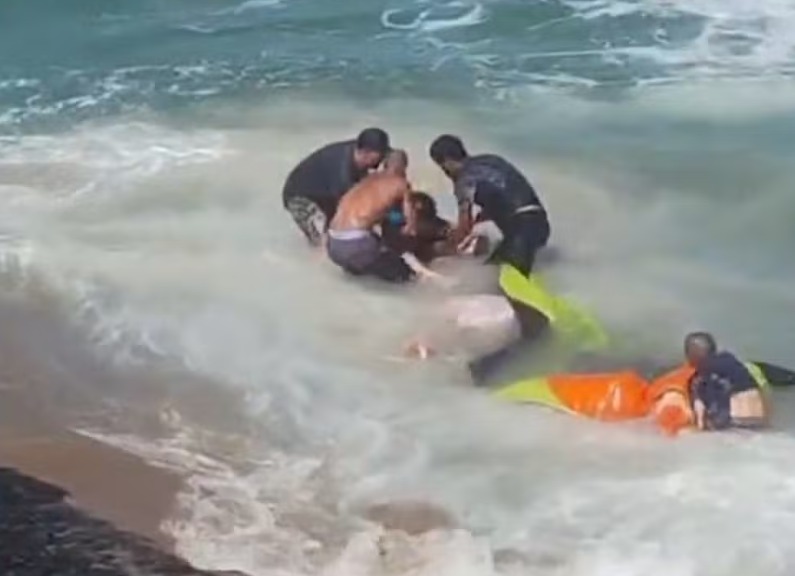 Mulher é resgatada após queda de parapente no mar em Caraguá; pescador que tentou ajudar também caiu