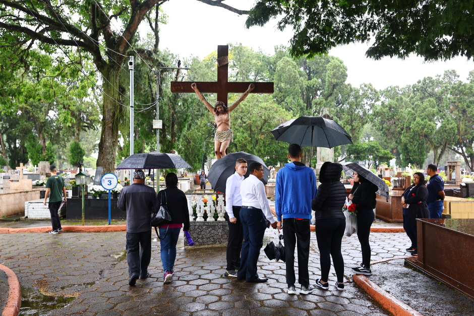 Mesmo sob chuva, emoção e fé marcam o Dia de Finados em São José dos Campos