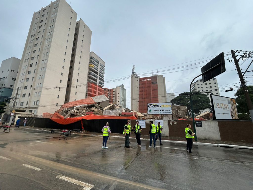 Após implosão, retirada dos escombros deve durar 1 mês; 9 mil toneladas serão trituradas e reutilizadas