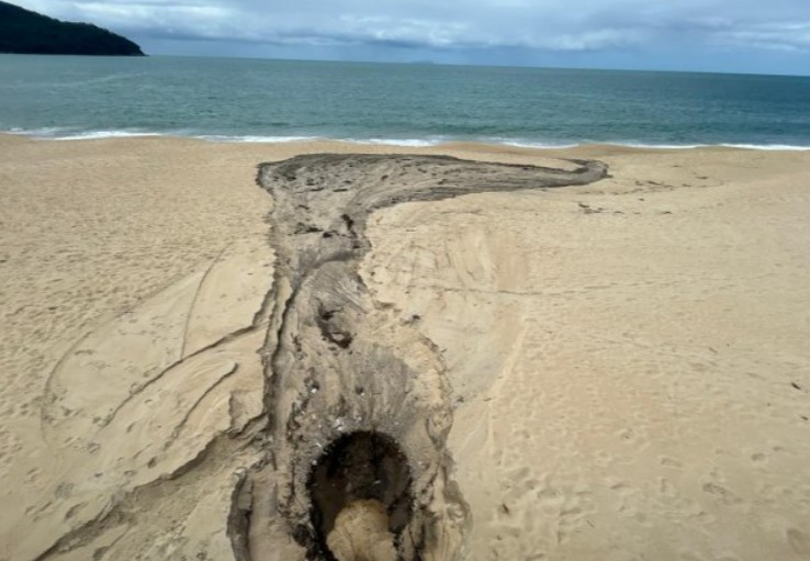Condomínio é autuado por lançamento irregular de esgoto em praia de São Sebastião