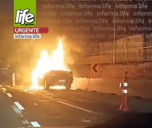 Caminhonete pega fogo e bloqueia pista marginal da Via Dutra, em São José