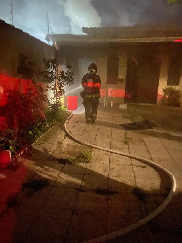 Fogo começa em quarto e Bombeiros evitam propagação em casa de Caraguatatuba