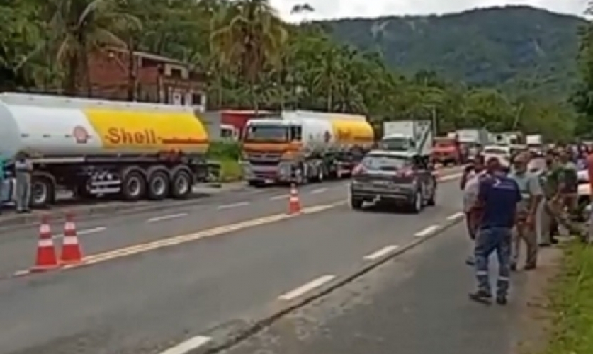 Ubatuba e Caraguá enfrentam transtornos após bloqueio para caminhões na ponte da Maranduba