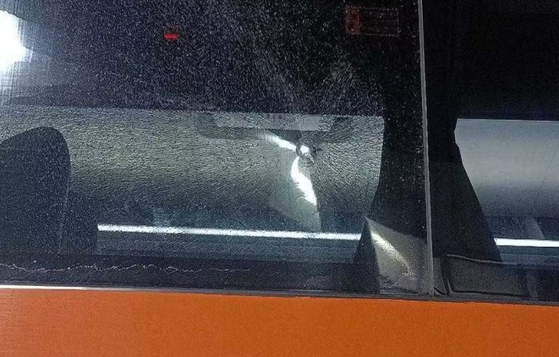 Ônibus atingido por tiro na Via Dutra deixa passageiro ferido em Pinda!