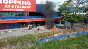 queimando lixo em shopping