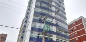 Idoso morre após cair do 15º andar ao instalar luzes de Natal em sacada de prédio em Praia Grande