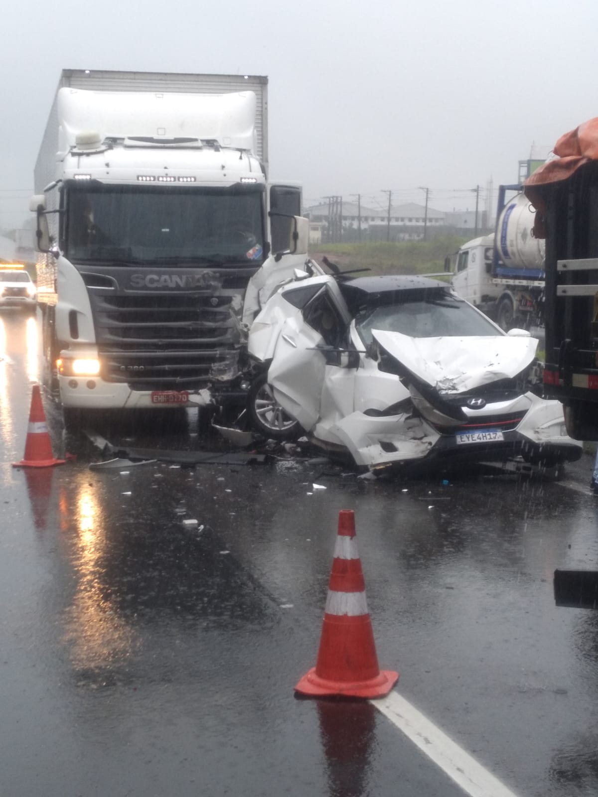 Acidente Via Dutra causa interdição parcial em Taubaté