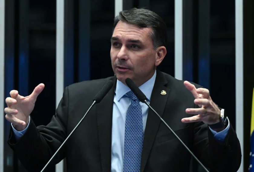 Bolsonaro sinaliza Flávio como candidato ao Planalto em 2026, e decisão provoca racha na direita
