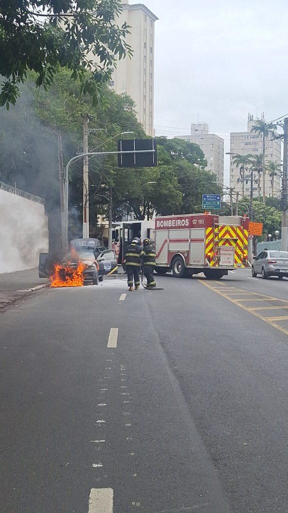 Carro pega fogo na região central de São José dos Campos