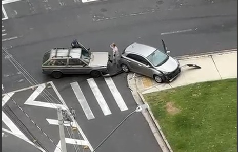 Cruzamento no Jardim Esplanada registra mais um acidente e reacende debate sobre sinalização