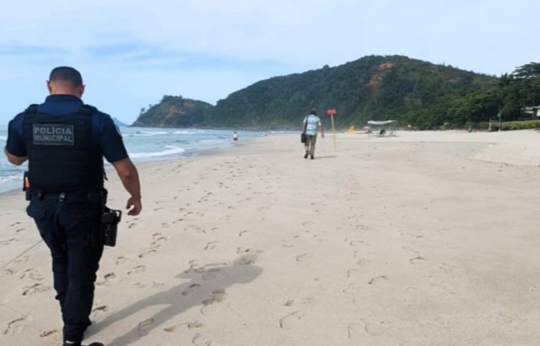 Mulher é multada em R$ 2 mil por levar cachorro de grande porte à Praia de Cambury, em São Sebastião