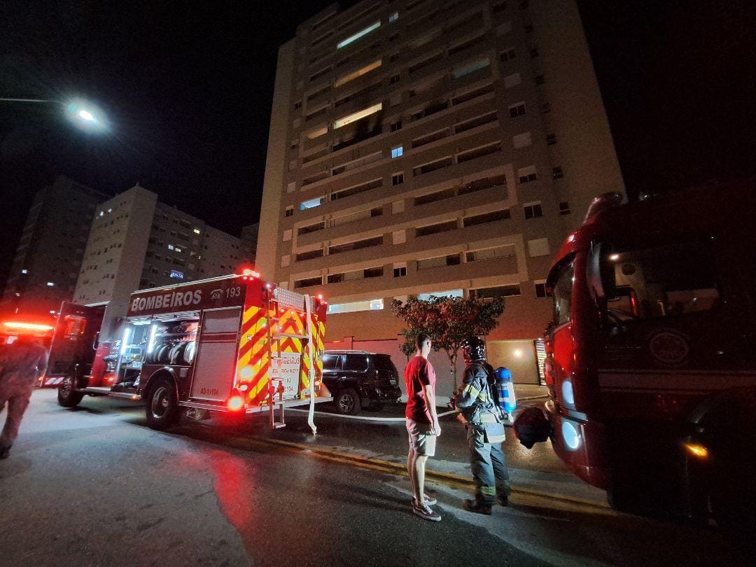 Incêndio apartamento Urbanova atingiu imóvel no 7º andar e mobilizou bombeiros; prédio foi evacuado e ninguém ficou ferido.