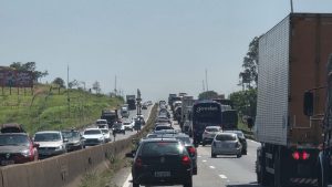 Interdição na Via Dutra gera 12 km de lentidão no km 99 em Pinda. Acidente bloqueia todas as faixas; PRF atua no local. Atualização constante.