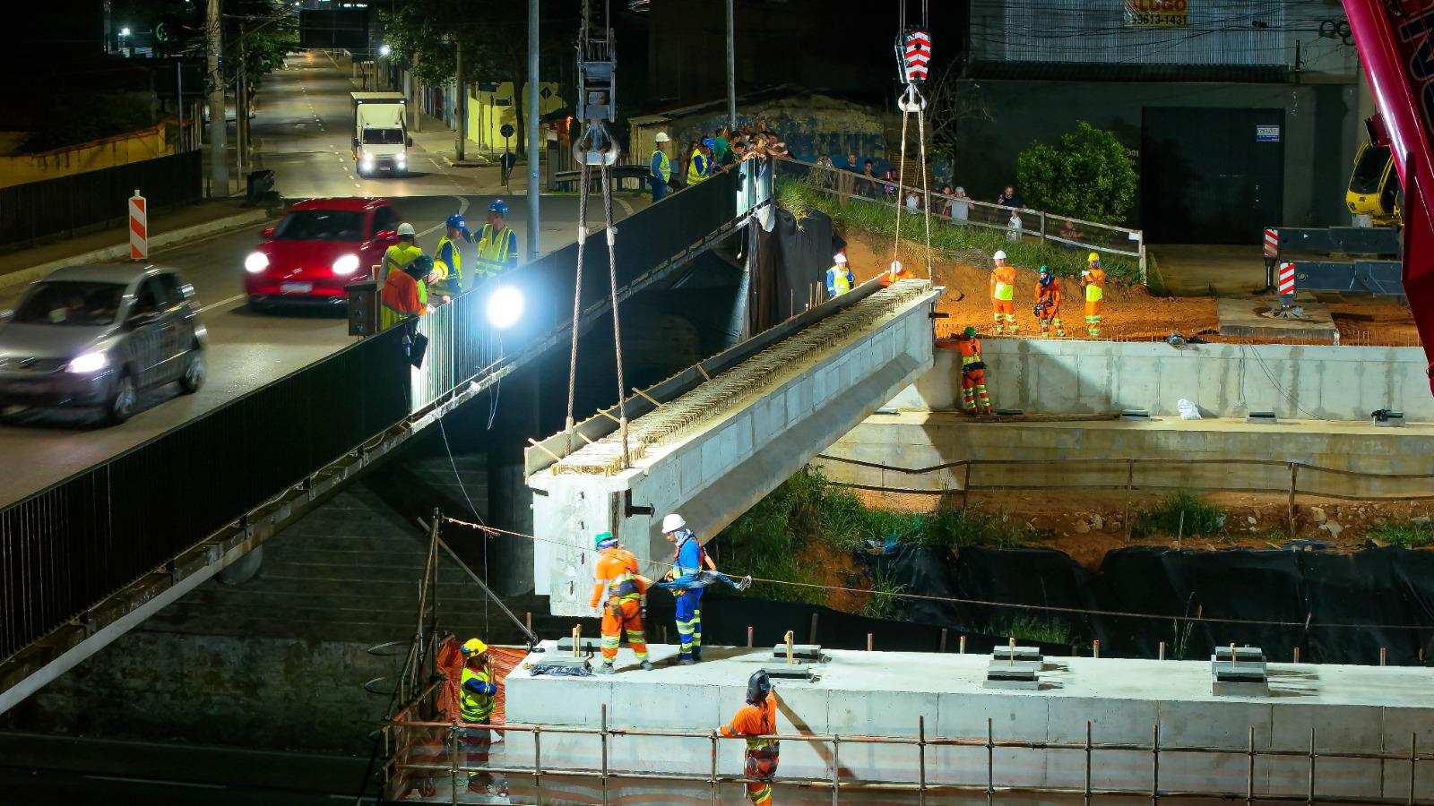 Lançamento de vigas na Via Dutra no viaduto da Embraer retorna nesta noite de terça