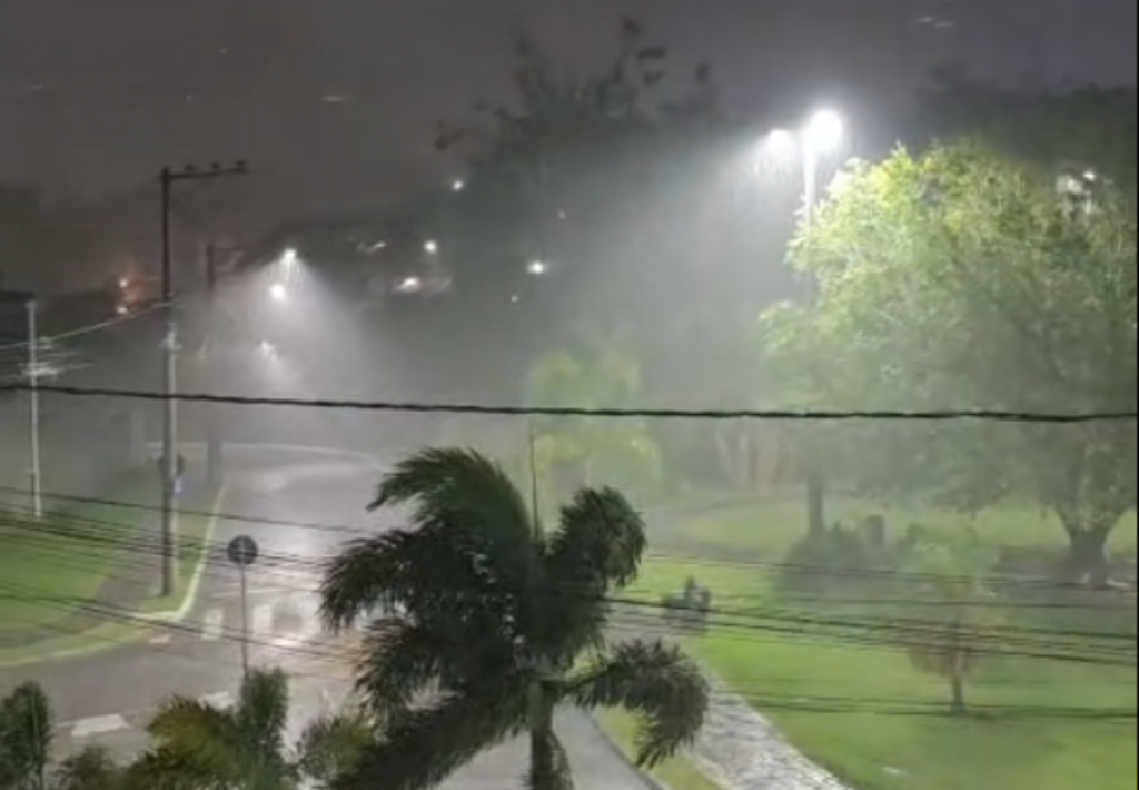 Madrugada com chuva intensa traz alívio momentâneo ao calor em São José dos Campos