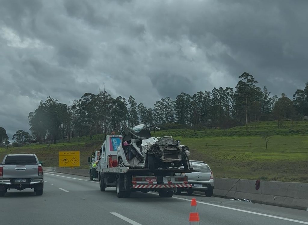 Tragédia na Carvalho Pinto; bombeiro e esposa morrem após carro ser atingido por guincho em São José