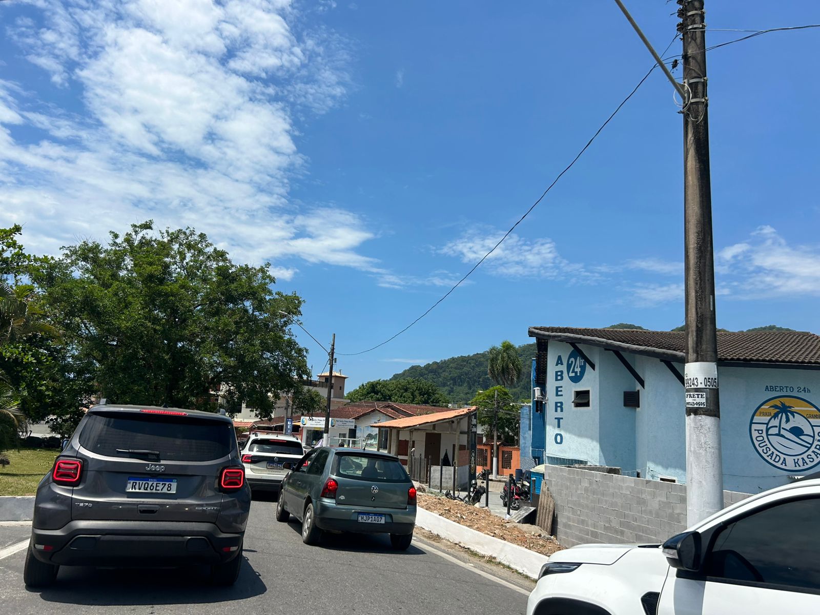 Trânsito Litoral Norte registra movimento intenso nesta sexta-feira, com expectativa de aumento até o Ano Novo. Confira os pontos críticos.