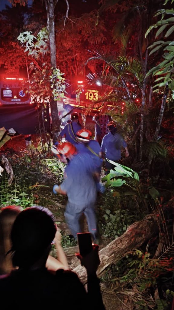 Turista estrangeiro sofre queda em cachoeira e é resgatado em Ubatuba