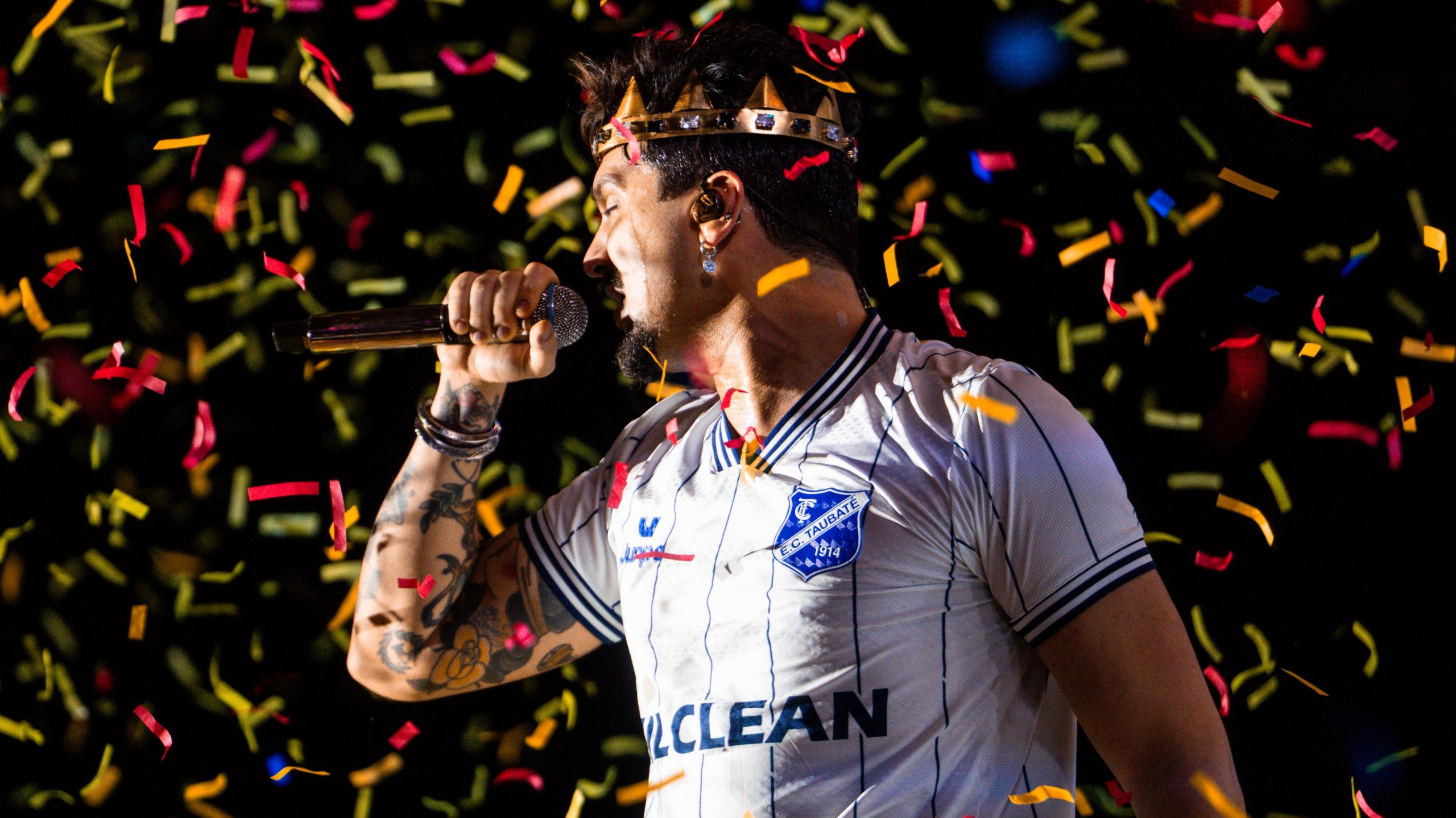 Luan Santana usa camiseta do Taubaté FC durante show no Expo Rodeo em Taubaté 