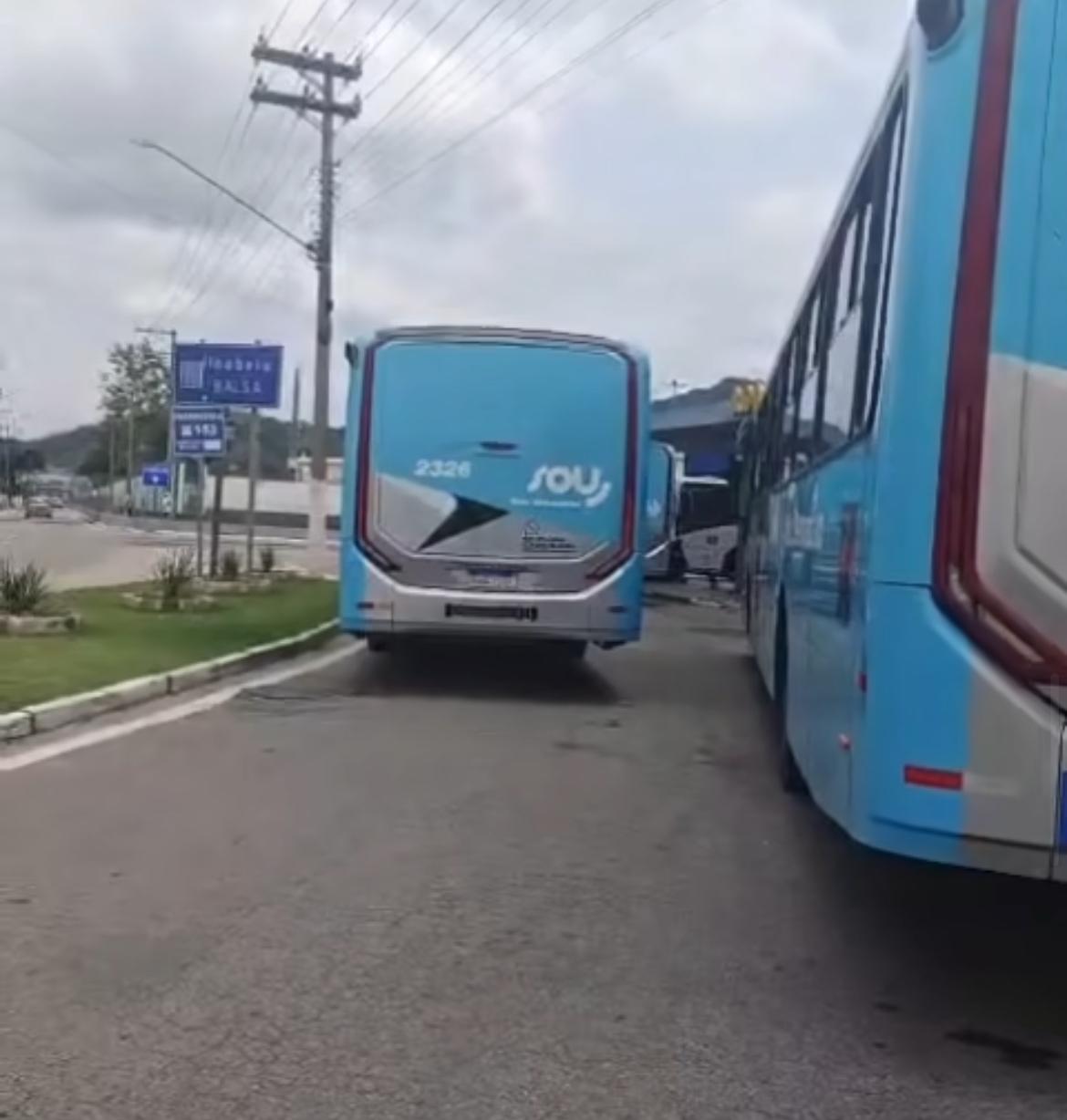 Atraso na 1ª parcela do 13º provoca protesto no transporte público em São Sebastião 