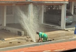Intenso vazamento de água chama atenção de moradores do bairro Águas da Prata em São José dos Campos