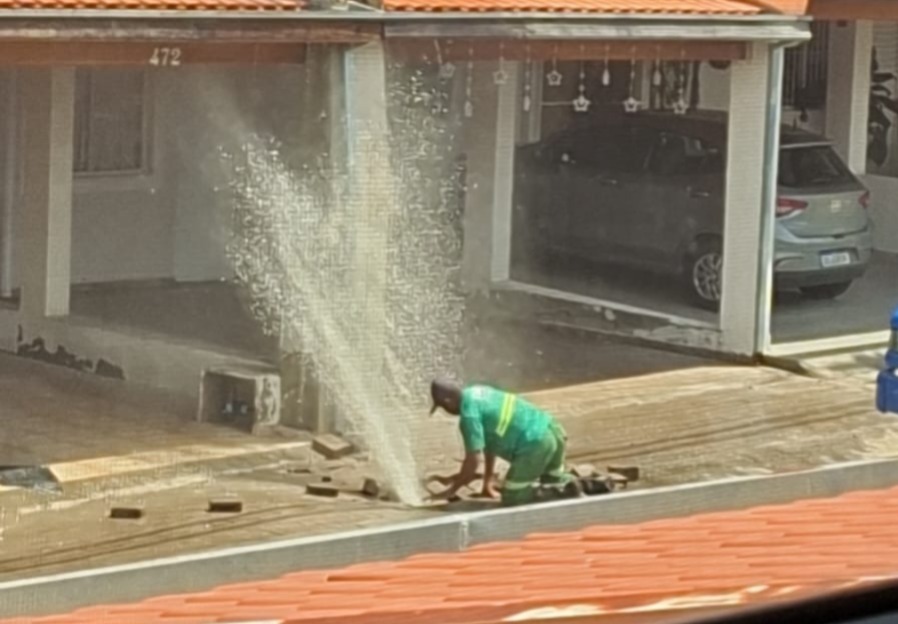 Intenso vazamento de água chama atenção de moradores do bairro Águas da Prata em São José dos Campos