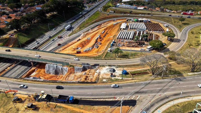 Obras na Via Dutra desvia trânsito noturno em São José dos Campos
