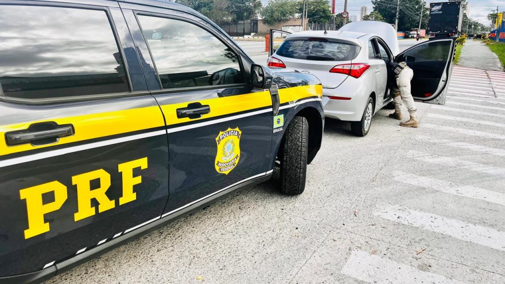 Carro furtado em Pindamonhangaba é encontrado adulterado pela PRF em Jacareí