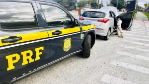 Carro furtado em Pindamonhangaba é encontrado adulterado pela PRF em Jacareí