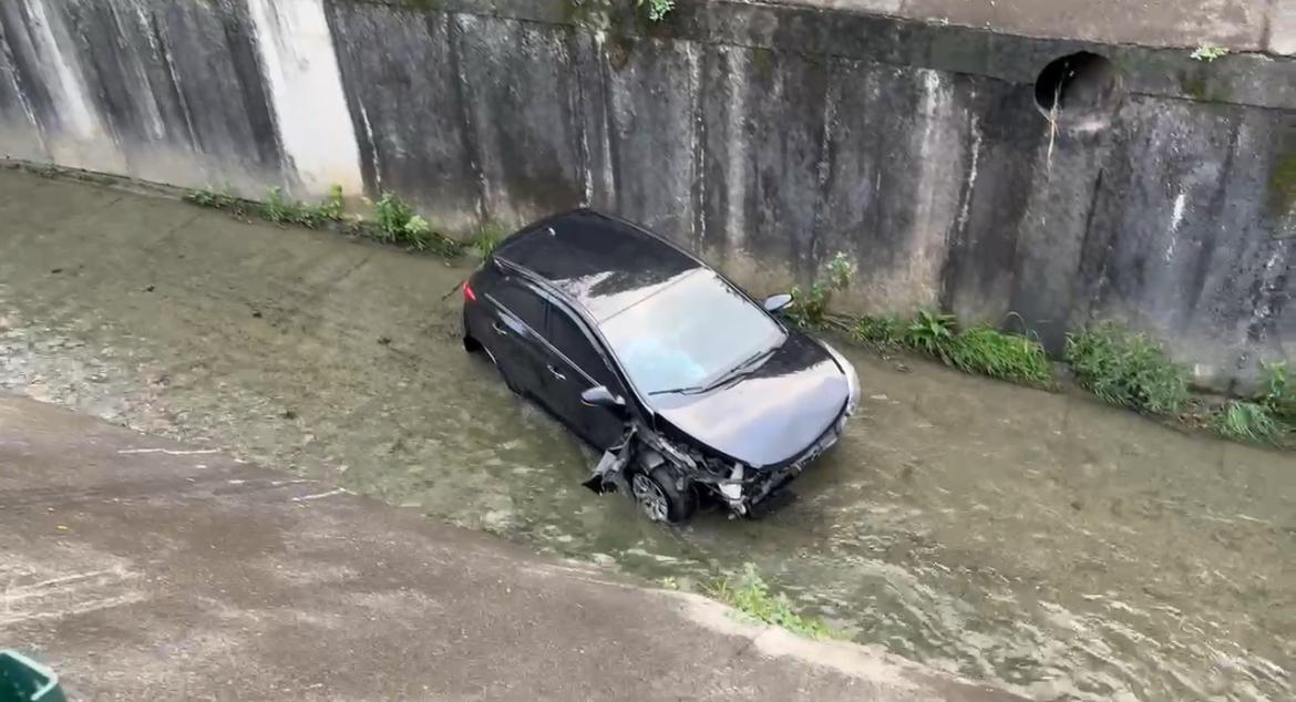 Carro cai em córrego