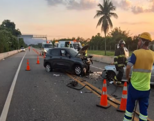 Colisão frontal no Contorno Sul da Tamoios deixa cinco feridos em Caraguatatuba
