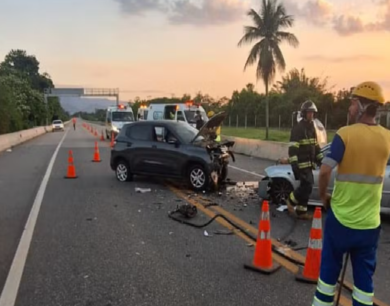 Colisão frontal no Contorno Sul da Tamoios deixa cinco feridos em Caraguatatuba