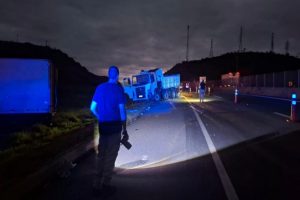 Homem morre em grave colisão entre caminhões na Via Dutra, em Cruzeiro