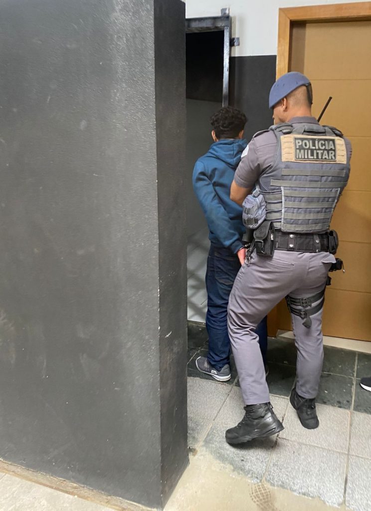 Após perturbar mãe e filha, homem embriagado é preso no centro de Caraguá!