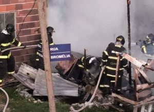 Crueldade em Caraguá: homem incendeia a própria casa após briga com esposa e quatro cachorros morrem carbonizados