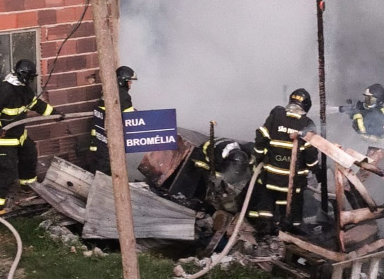Crueldade em Caraguá: homem incendeia a própria casa após briga com esposa e quatro cachorros morrem carbonizados