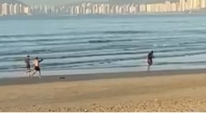Militar de folga reage a roubo, persegue e mata assaltante na orla do Guarujá!