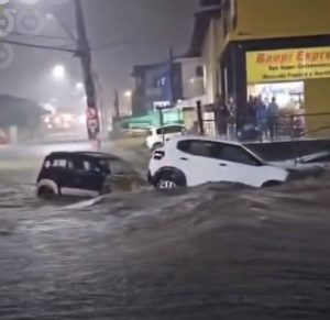 Chuva forte em Ilhabela gera alagamentos e arrasta veículos