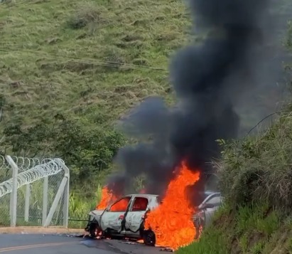 Colisão com incêndio assusta motoristas em estrada de Piquete